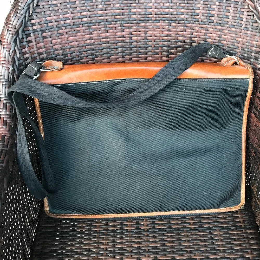 Smith & Wesson briefcase, vintage, 18”x13.5” (5” maximum bottom extension)